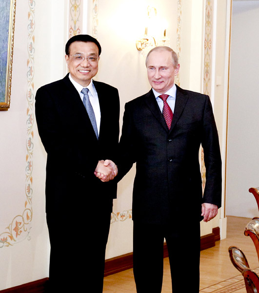 File photo taken on April 27, 2012 shows Li Keqiang (L) shakes hands with Russian president-elect Vladimir Putin during their talks in Moscow, Russia. (Xinhua)