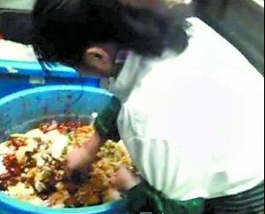 网曝店家潲水桶里捞辣椒 回收利用做麻辣香锅