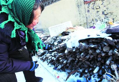 路面积雪压实变溜冰场 汽车提速玩漂移