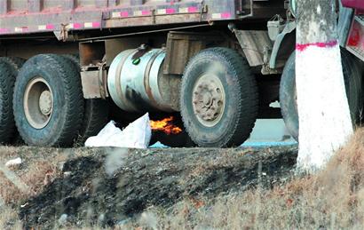 路面积雪压实变溜冰场 汽车提速玩漂移