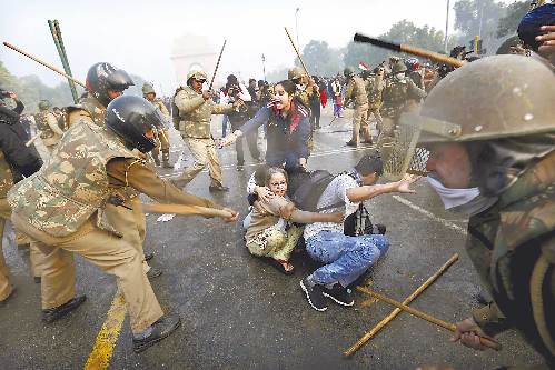 23日，印度新德里的示威抗议活动仍在持续。图为新德里警方在印度门附近驱散抗议者