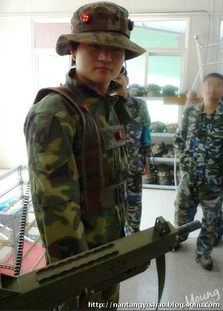 曝牛群07年已离婚情史揭秘 26岁儿子近照曝光(组图)