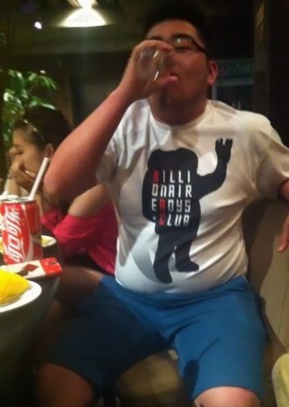 47岁鞠萍与前夫所生19岁儿子曝光 网友：肥胖版蜡笔小新