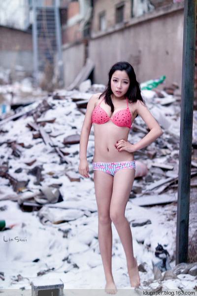 嫩模雪天比基尼展火辣腰身 惨遭冰雪折磨冻致流泪