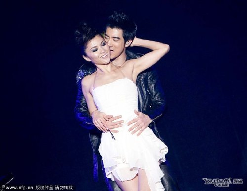 王力宏热吻女伴秀舞技 个唱作秀驳与李云迪绯闻