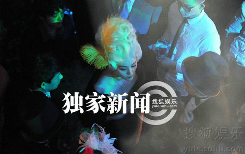 范冰冰顶着一头银白色夸张假发