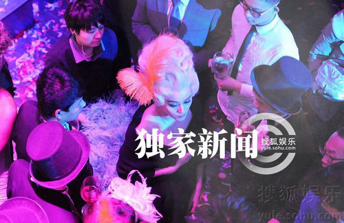 范冰冰顶着一头银白色夸张假发