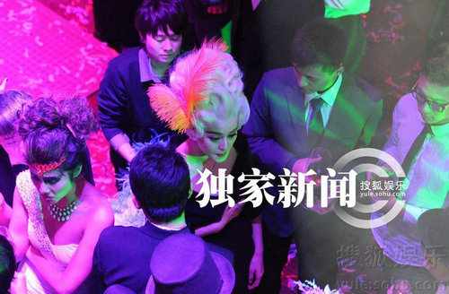 范冰冰顶银白色假发心事重重