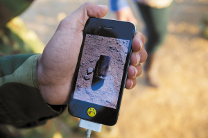 工人拍下鸣枪后留在现场的子弹壳 郎晓伟