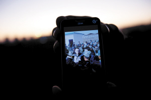 工人拍下了被围在现场的开枪者