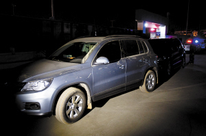 涉事的银色大众车被警方拖回派出所