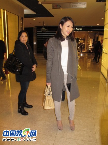 黎姿携两个女儿外出逛街