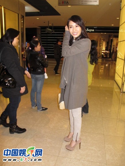 黎姿携两个女儿外出逛街