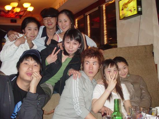 张东健罕见搞怪宋慧乔性感自拍 韩星罕见生活照