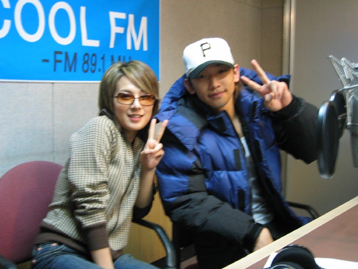 张东健罕见搞怪宋慧乔性感自拍 韩星罕见生活照