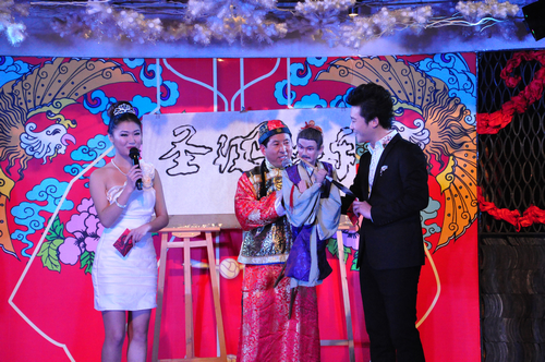 青岛平安夜盛行中国风 川剧变脸引爆全场