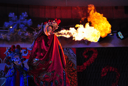 青岛平安夜盛行中国风 川剧变脸引爆全场