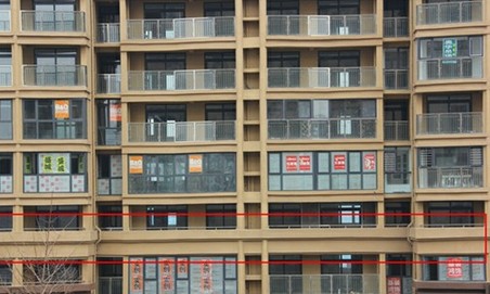 依山半岛落地阳台半封闭 开发商被指私改图纸