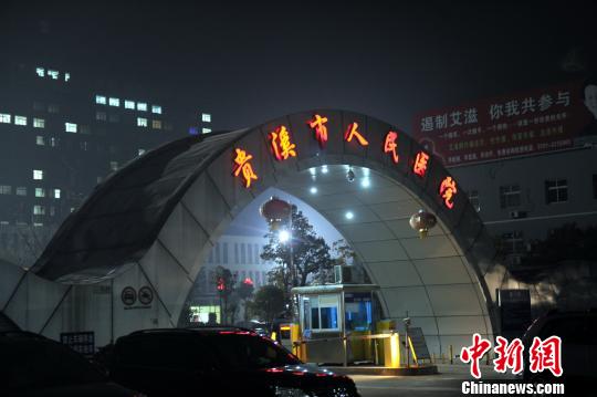 图为24日晚上,一名遇难孩童家属向记者讲诉事故发生经过。 刘占昆 摄