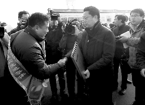 慰问表彰建设者取代了剪彩仪式 本版摄影 现代快报记者 顾炜