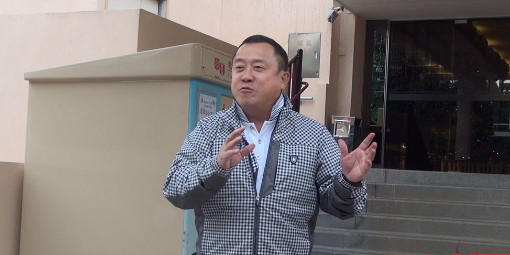 曾志伟面对媒体。