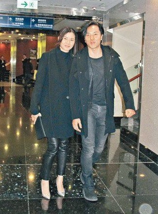 郑伊健及蒙嘉慧笑容满面到场，但没有接受访问就匆忙进场。