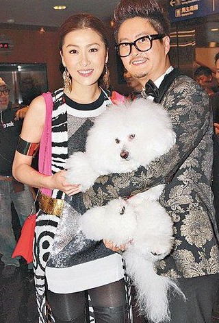 周丽淇（左）、设计师何国钲。