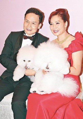 邝美云与男友及两只爱犬拍“全家福”。