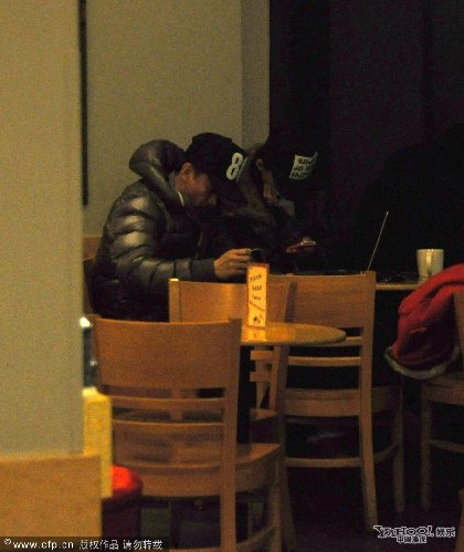 王学兵与新欢秀恩爱 躲角落悠闲上网热聊