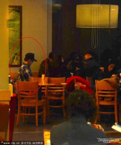 王学兵与新欢秀恩爱 躲角落悠闲上网热聊