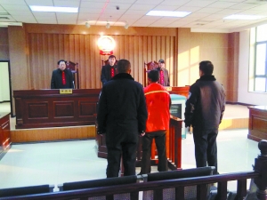 贾正武庭审现场。本报记者 郭玉红 摄