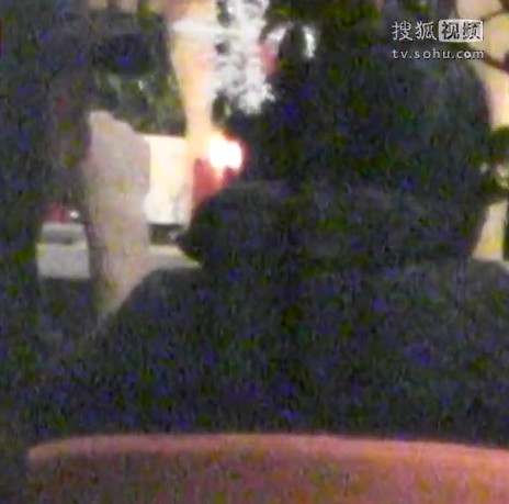 阿娇携韩国男友恩爱同游北京 豪车接送同归酒店