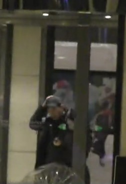 阿娇携韩国男友恩爱同游北京 豪车接送同归酒店