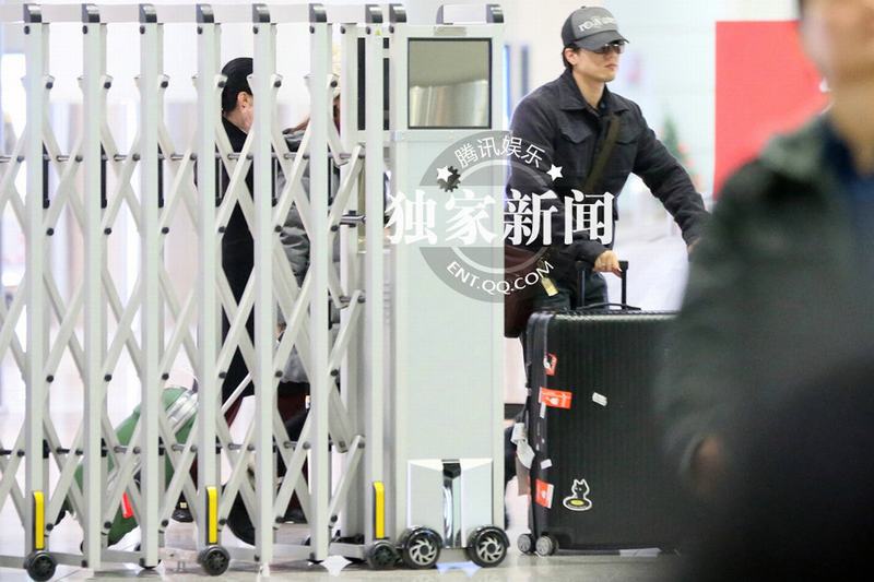 凌潇肃唐一菲当众亲昵 唐一菲忙卖萌撒娇