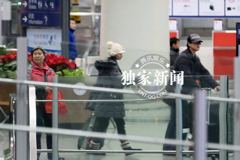 凌潇肃唐一菲当众亲昵 唐一菲忙卖萌撒娇