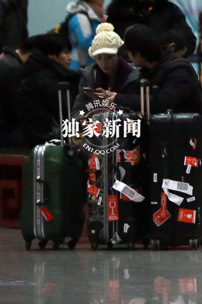 凌潇肃唐一菲当众亲昵 唐一菲忙卖萌撒娇