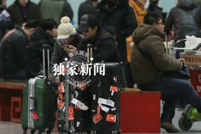 凌潇肃唐一菲当众亲昵 唐一菲忙卖萌撒娇