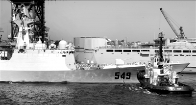 12月22日，中国海军第十二批护航编队“常州”号导弹护卫舰驶离澳大利亚悉尼花园岛海军基地。当天，中 国海军第十二批护航编队结束对澳大利亚的访问，启程回国。新华社发