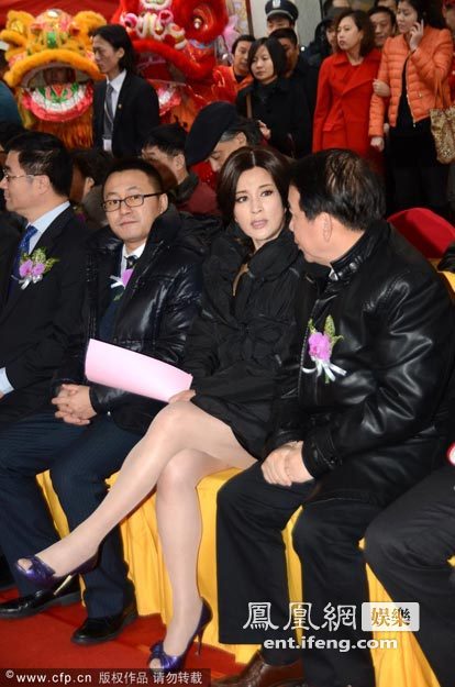 刘晓庆捞金频与老总贴面热聊