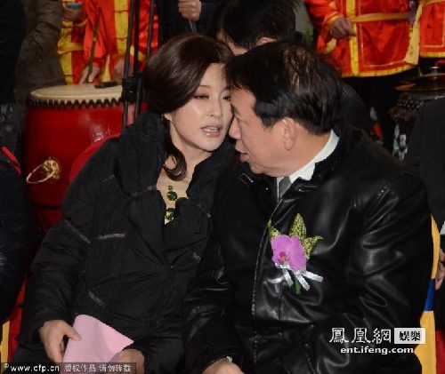 刘晓庆捞金频与老总贴面热聊