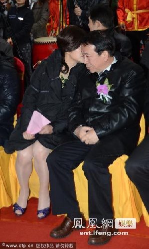 刘晓庆捞金频与老总贴面热聊