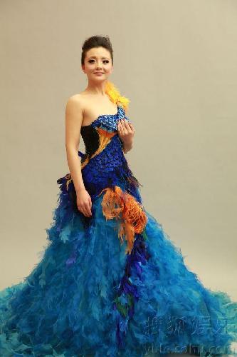 孙茜出席时尚盛典 蓝色优雅羽翼长裙艳压群芳