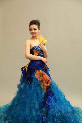 孙茜出席时尚盛典 蓝色优雅羽翼长裙艳压群芳