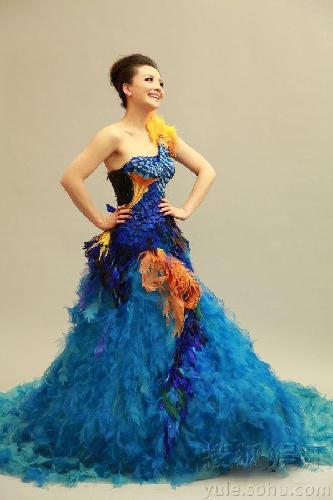 孙茜出席时尚盛典 蓝色优雅羽翼长裙艳压群芳