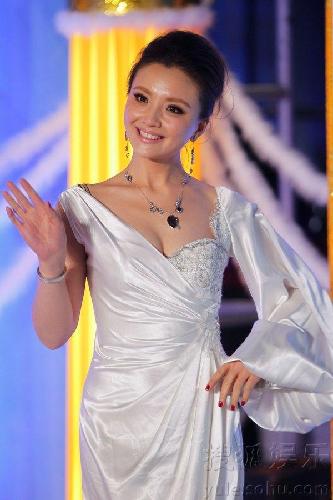 孙茜出席时尚盛典 蓝色优雅羽翼长裙艳压群芳