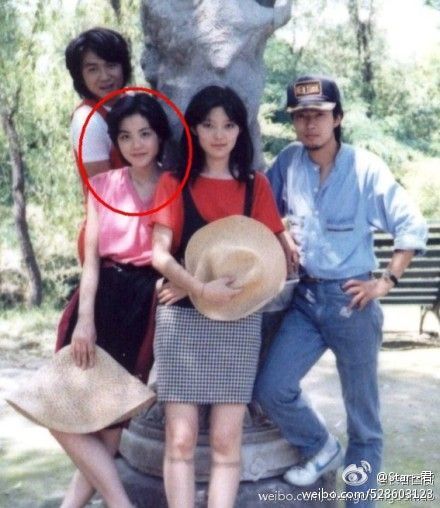 王菲晒围巾包头素颜：43岁皮肤白皙紧致美貌胜从前