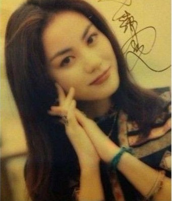 王菲晒围巾包头素颜：43岁皮肤白皙紧致美貌胜从前