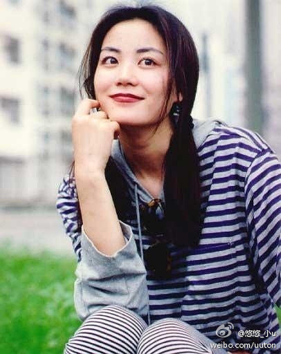 王菲晒围巾包头素颜：43岁皮肤白皙紧致美貌胜从前