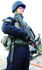 登上青岛舰近看反“海盗” 登上青岛舰近看反“海盗”