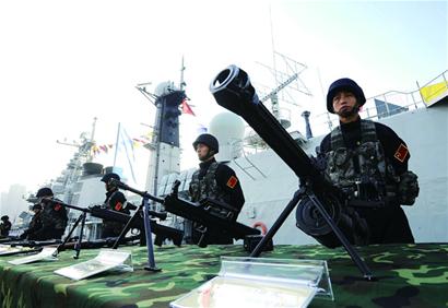 登上青岛舰近看反“海盗” 登上青岛舰近看反“海盗”